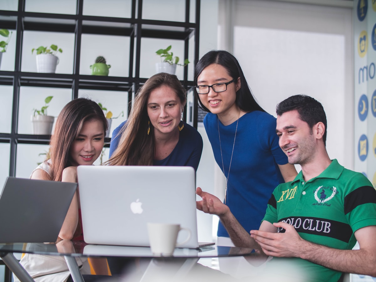Equipe reunida para discutir a aplicação de inteligência artificial na operação