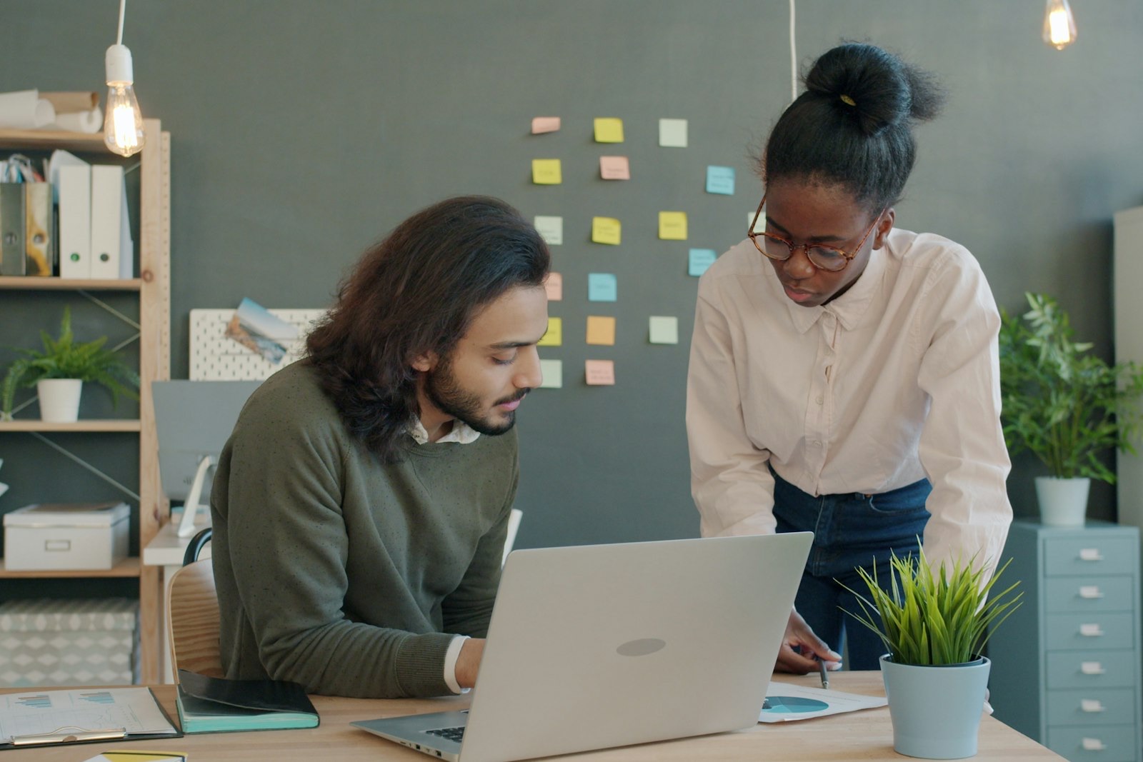 Dupla reconstruindo a operação comercial no laptop